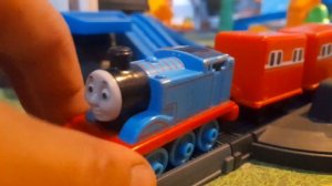 Томас и его друзья. 11 серия. Странные вагоны под деревом.( но со случайно-плохими словами)