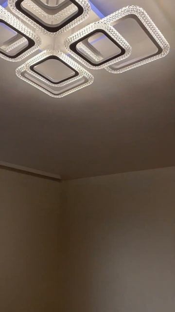 Потолок , карниз , люстра в центре смотреть онлайн