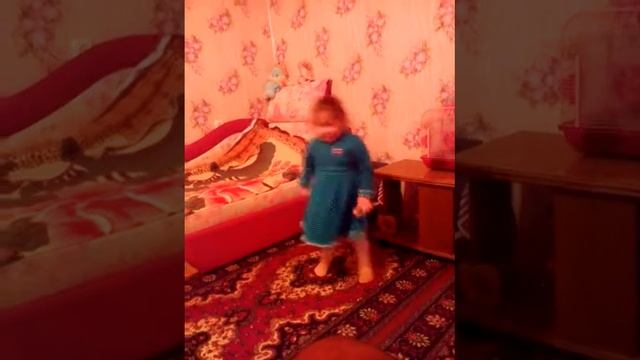 прикол!! девочка танцует под индийскую песню. смотреть до конца... смотреть онлайн
