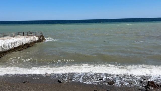 Ялта. Пляж "Дельфин". Море волнуется-раз, море волнуется- два! 27.04.2025. Крым. Crimea. Yalta. смотреть онлайн