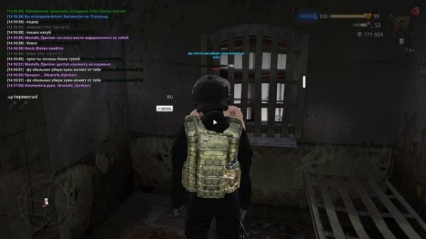 Маленький мальчик со шваброй игрался