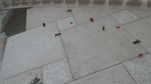 Укладка плитки на балконе