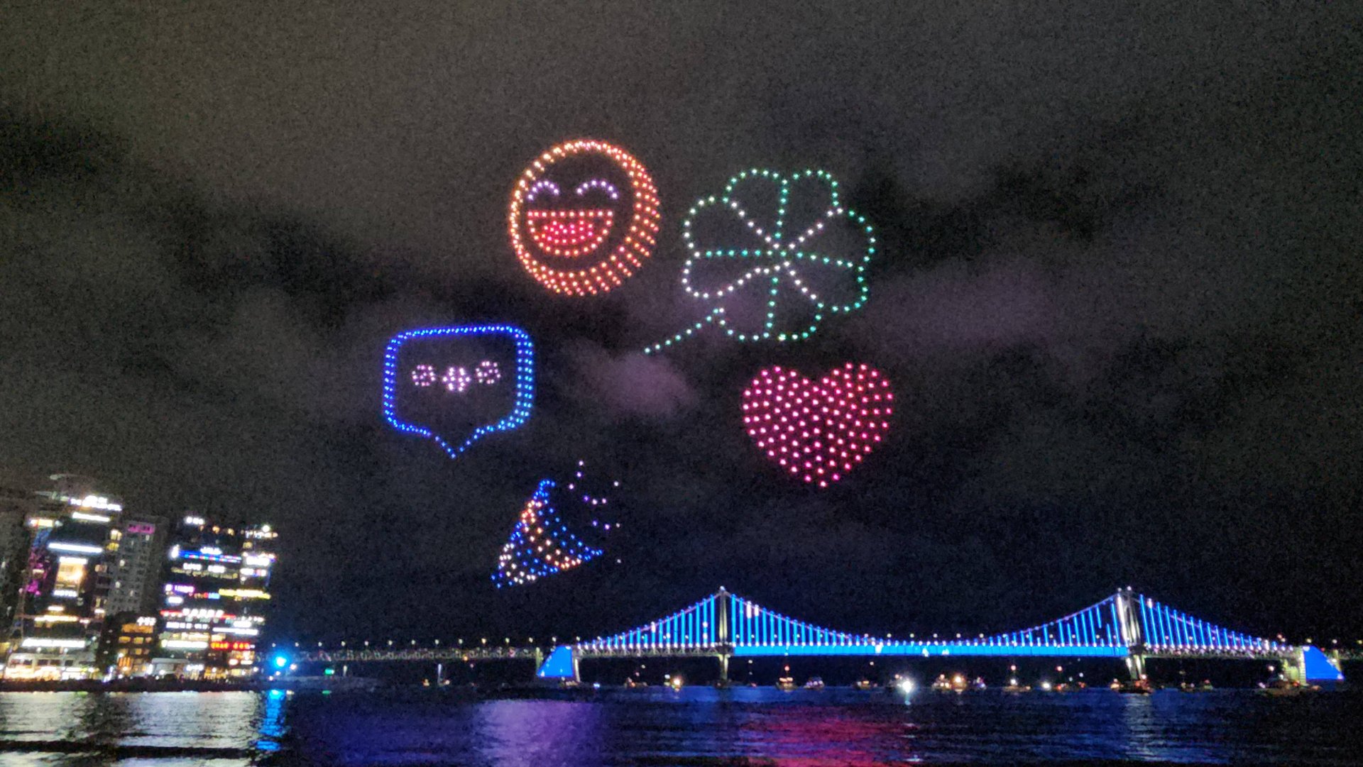 Пусан. пляж Кваналли. Шоу дронов 