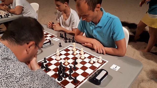 Два гросса на пляже играют в шахматы! смотреть онлайн