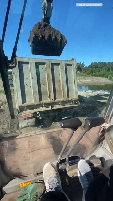 Погрузка плодородной земли #экскаватор #самосвал #экс?