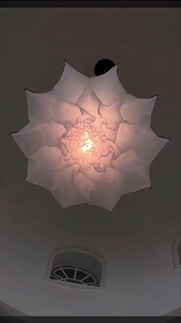 Несамовито красива кінетична люстра у вигляді розкві? смотреть онлайн