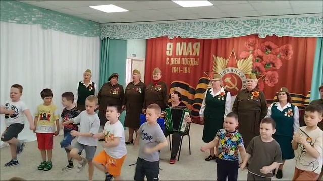 Хор ветеранов труда в гостях у Тынденка смотреть онлайн