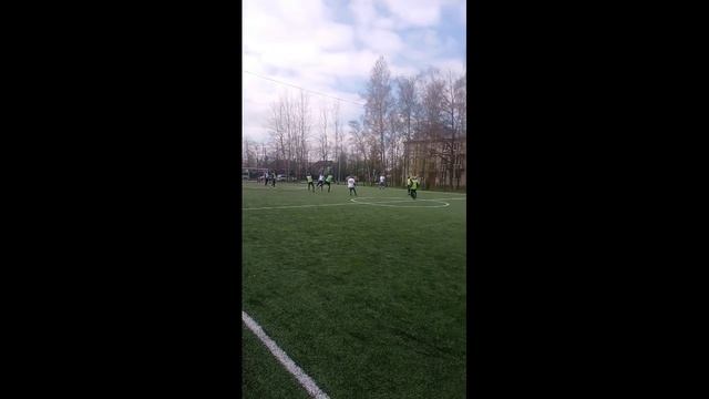 Город Петергоф, улица Озерковая, дом 19, солидные мужчины играют в дворовой футбол, 10.05.2025.