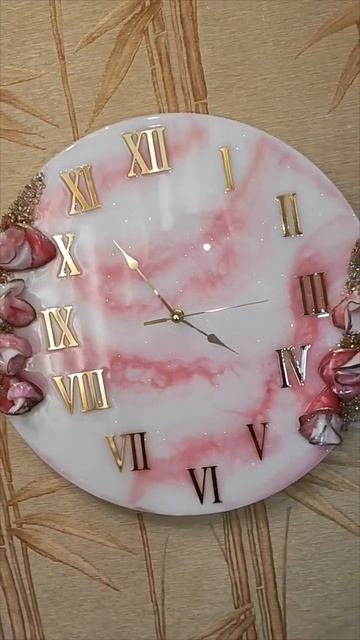 Часы из эпоксидной смолы ручной работы в бело/ розовы? смотреть онлайн