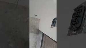 Как подключить проходной двухклавишный выключатель Le