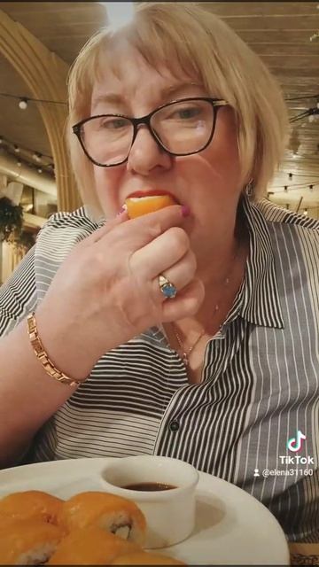 #shorts / Ем роллы руками и запиваю коктельчиком😃👍 смотреть онлайн