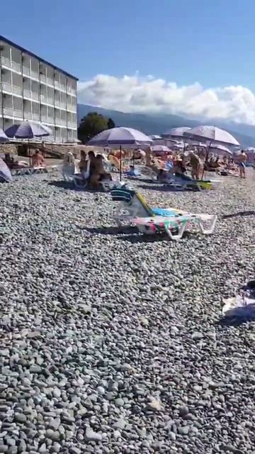 27 СЕНТЯБРЯ ПЕРЕПОЛНЕНЫЕ ПЛЯЖИ АБХАЗИИ ОТДЫХ НА ЧЕРНОМ смотреть онлайн