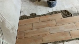 Укладка плитки на полы. Плитка ламинат 60/20см.