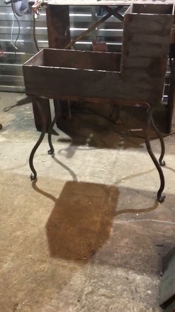 Ну вот, мангал стоит на новых кованых ножках