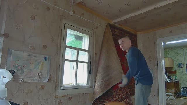 "Сделал" ещё одно окно в доме. Ковёр за 100 тысяч! смотреть онлайн