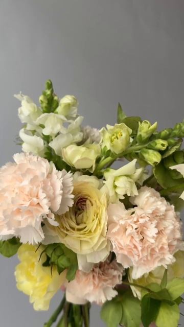 Авторский букет невесты с ранункулюсом и гвоздикой - О смотреть онлайн