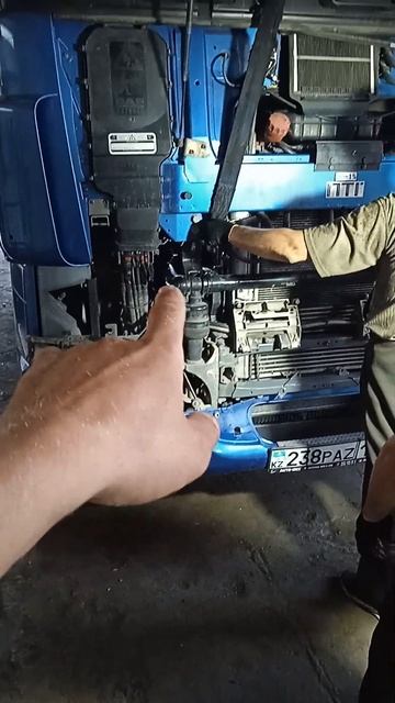 Загнал грузовик Daf 105 на замену передних подушек кабин смотреть онлайн