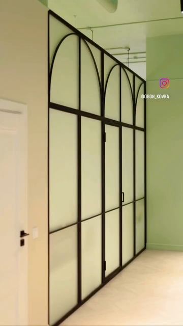 Перегородки из металла и потолочные светильники кова? смотреть онлайн