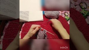 Вязаная шапка с отверстием для хвоста.