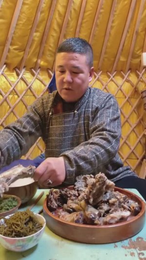 Наступает утро в степи. Пастух фермер топит печку и ставит чайник, затем идёт кормить ягнят.