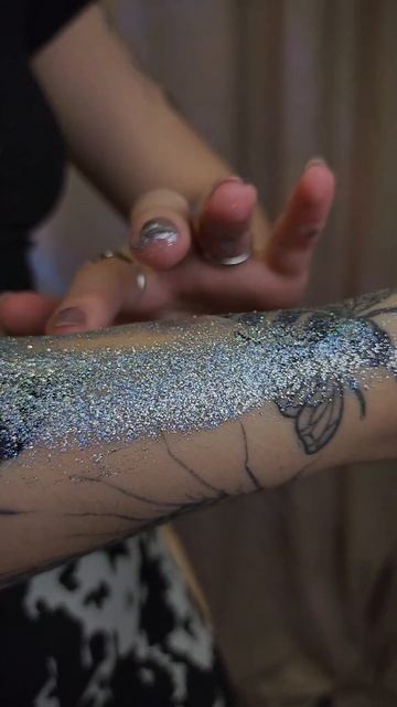 Новогодние игрушки, леденцы, лёд, гирлянда. Что общего смотреть онлайн