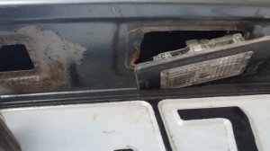 как снять плафон подсветки номерного знака октавия а7