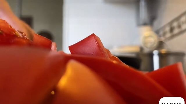 Теплый салат с баклажанами и копчёной грудкой .