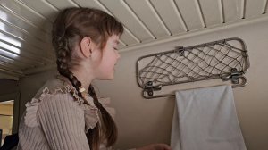Елизавета проводит экскурсию на верхней полки плацкарда