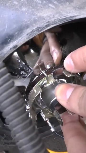 Девушка меняет лампочки ваз 2107 4