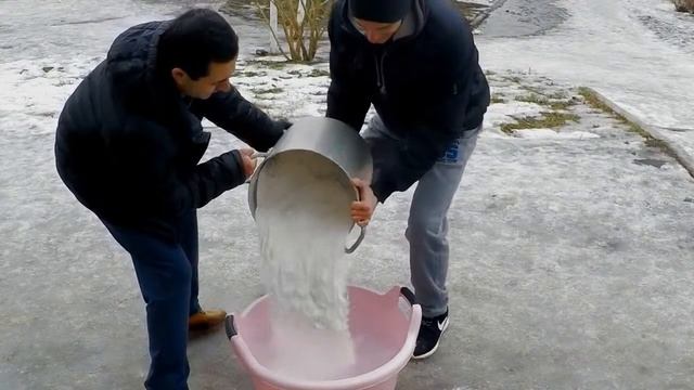 Что будет, если смешать 25 кг соды и 25 л уксуса смотреть онлайн