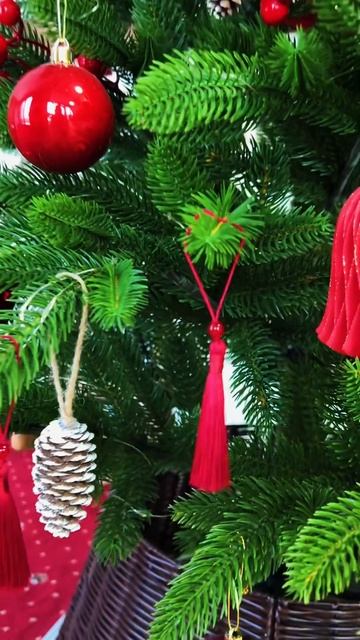 Невероятной красоты новогодняя ёлка в гостиничном до? смотреть онлайн