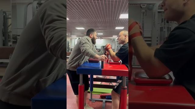 Будни антикачка и армрестлера. Приседаем и рвем руки.