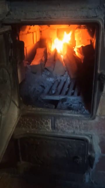 В 5 утра прогорел уголь, я встала и подкинула дров... Нам смотреть онлайн