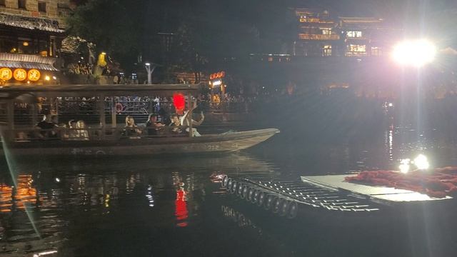 Прогулка на лодке по реке Тоцзян в Фэнхуане смотреть онлайн