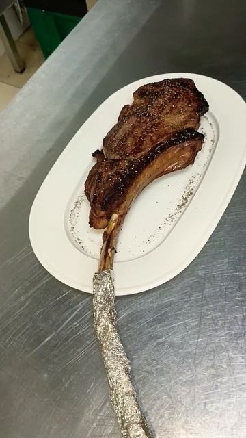 Стейк из ребра - это Рибай на кости. Tomahawk steak. смотреть онлайн