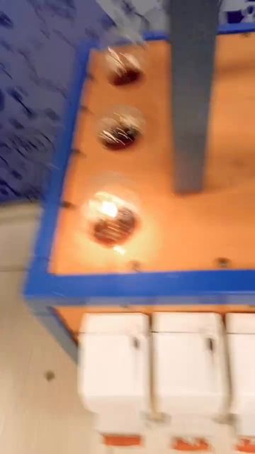 Крутить рукой чтобы загорелась лампочка