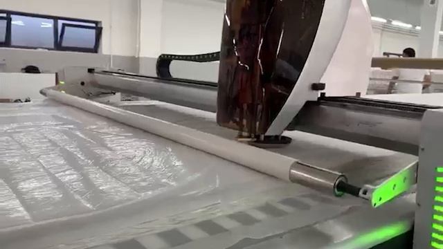 Работа режущего комплекса YinengTech KP-X2333 при работе с многослойным настилом полотна смотреть онлайн