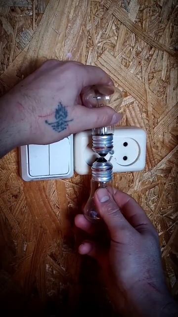 Когда нет светильника, но есть 2 лампочки #tools #survival #diy смотреть онлайн