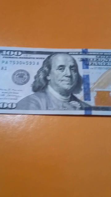 БАНКНОТА 100 ДОЛЛАРОВ № серии PA75304593A на светло-коричнев смотреть онлайн