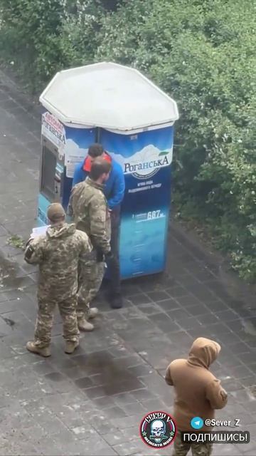 Харьков. Укродоброволец получает два удара в живот… смотреть онлайн