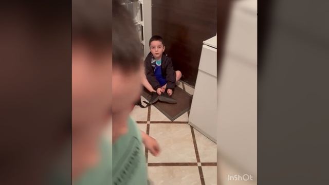 Меня увидят гориллы и заберут , как Тарзана , я видел все по мультику😂