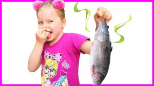 Милана играет с папой в рыбалку