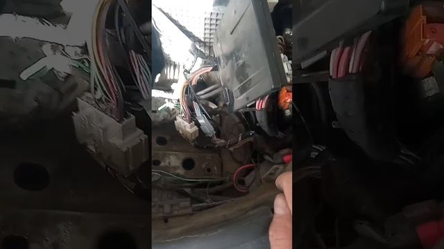 Рено Сценик 2 1.9 замена предохранителя ближнего света ?