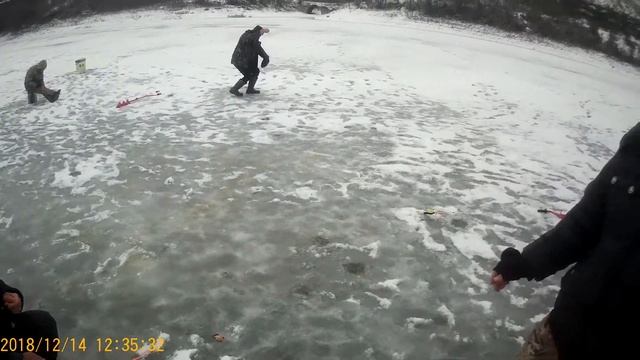 Ловля окуня зимой! Приколы на рыбалке 2018-2019! смотреть онлайн