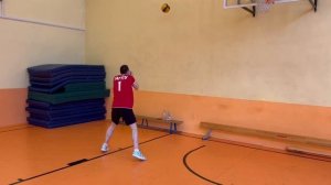 Передача мяча двумя руками снизу основы защиты. Упражнения для обучения.