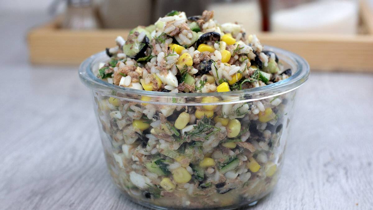 Салат с рисом и тунцом на обед или ужин смотреть онлайн