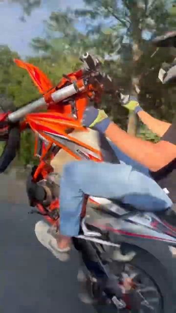 Упал с заднего колеса #moto #automobile #питбайк #bikelife #motocross #dirtbike #stunt #pitbike