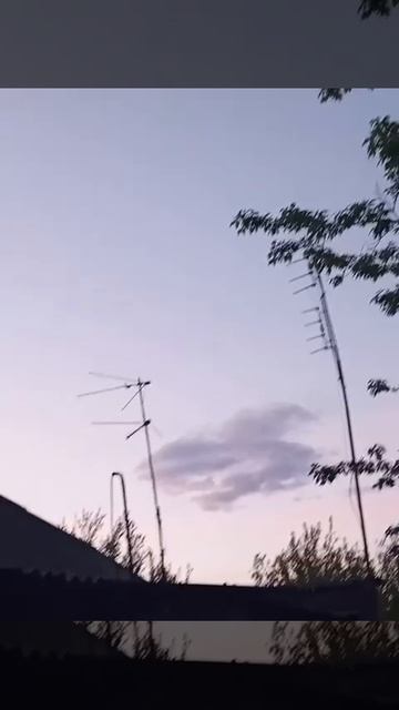 Ещё одно видео полёта нескольких дронов этим утром над 404 смотреть онлайн