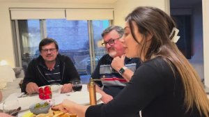 Австралийка готовит блюда русской/украинской кухни и устраивает вечеринку