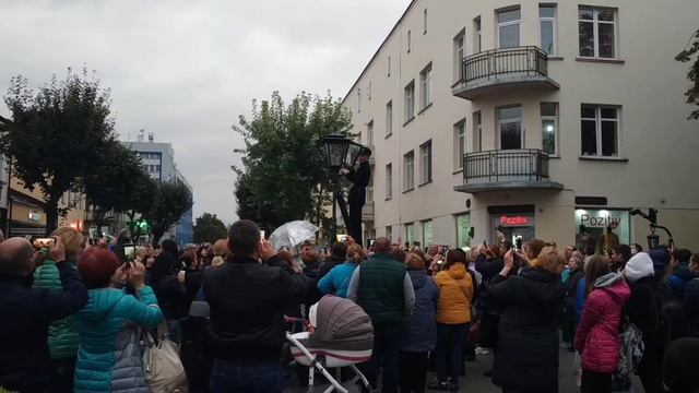 Брест. Фонарщик зажигает фонари. смотреть онлайн